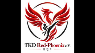 🔥🥋 Taekwondo in Aktion bei TKD Red-Phoenix e. V.
In unserem Training lernen Kinder nicht nur Kicks, Schläge und Abwehrtechniken, sondern auch Disziplin, Respekt, Konzentration und Selbstvertrauen.
Beim Üben und Kämpfen sammeln sie wertvolle Erfahrungen, verbessern ihre Koordination, Schnelligkeit und Reaktion und lernen gleichzeitig, fair und kontrolliert miteinander umzugehen.
Taekwondo stärkt nicht nur den Körper, sondern auch den Charakter. Schritt für Schritt wachsen die Kinder über sich hinaus und werden mutiger, sicherer und stärker im Alltag. 💪
🥋 Kindertraining bei TKD Red-Phoenix e. V.
📍 Erlangen & Nürnberg
#TKDRedPhoenix #Taekwondo #Kindertraining #KinderTaekwondo #Kampfsport #Selbstvertrauen #Disziplin #Respekt #Erlangen #Nürnberg