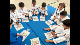 🥋 Taekwondo ist mehr als nur Kicken und Kämpfen.
Bei TKD Red-Phoenix e. V. lernen unsere Kinder nicht nur Techniken, sondern auch Konzentration, Disziplin, Respekt und Teamgeist.
Im Training gehören auch gemeinsame Lernphasen dazu, in denen die Kinder ihr Wissen vertiefen und Schritt für Schritt sicherer werden. So wachsen sie nicht nur sportlich, sondern auch persönlich. 💪😊
Stark im Training. Stark im Alltag.
📍 Erlangen & Nürnberg
🌐 www.tkd-red-phoenix.de
#TKDRedPhoenix #Taekwondo #Kindertraining #KinderTaekwondo #Disziplin #Respekt #Teamgeist #Selbstvertrauen #Erlangen #Nürnberg